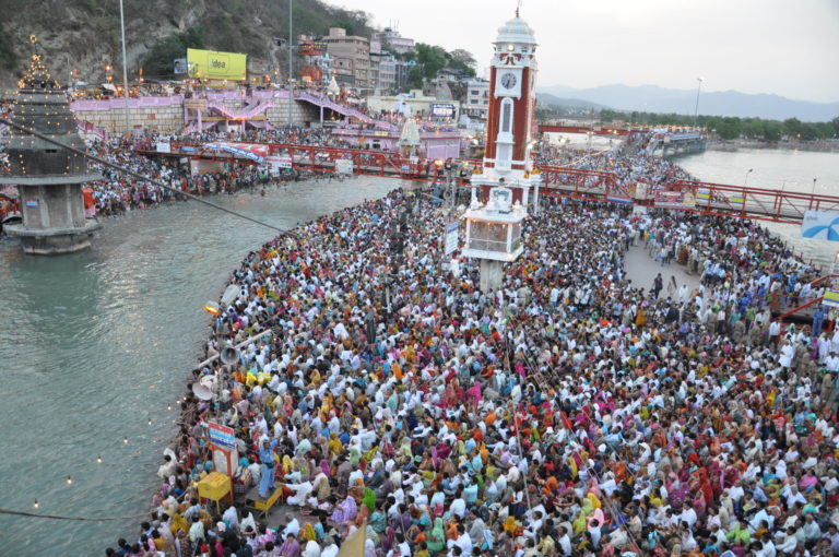 Haridwar Kumbh Mela 2021 जूना अखाड़ा कर रहा शाही स्नान, बड़ी तादाद में हरकी पैड़ी पर उमड़े नागा