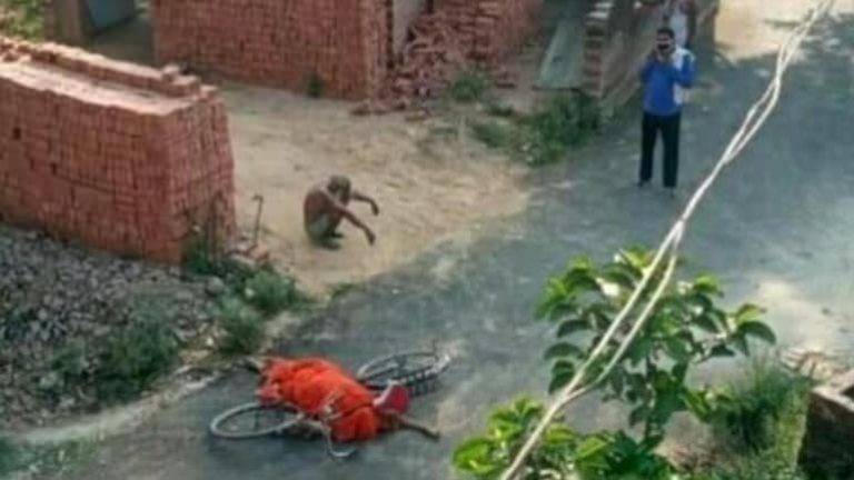 यूपी में बुजुर्ग व्यक्ति साइकल पर पत्नी के शव को ले गया क्योंकि ग्रामीण ने कोविद के डर से दाहसंस्कार के लिए रोका