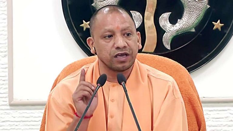 यूपी सीएम योगी आदित्यनाथ ने स्टाफ मेंबर्स के पॉजिटिव होने पर खुद को आईसोलेट कर लिया