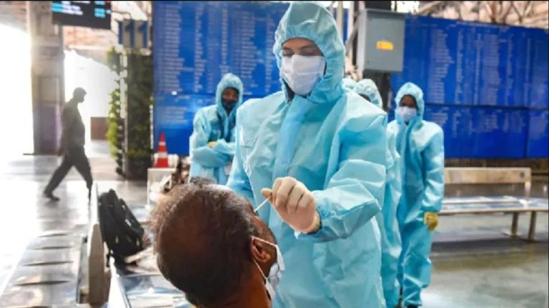 देश में रोज कम हो रहे कोरोना के मामले, बीते 24 घंटों में आए 2.22 लाख केस, मौतों में कमी नहीं