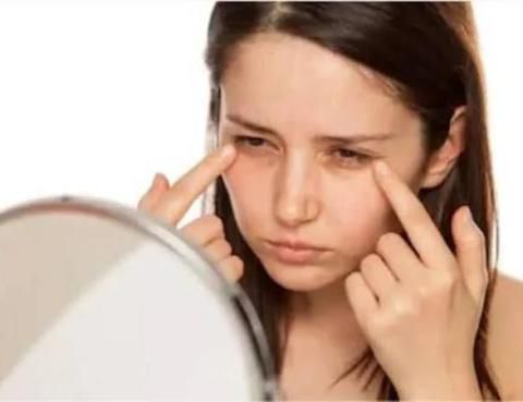 धंसी हुई आंखें