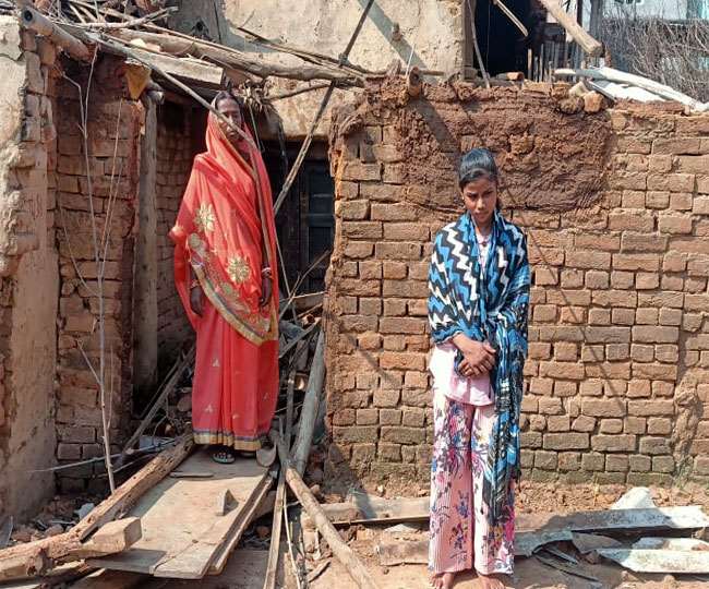 In-the-land-dispute-the-girl-was-locked-in-the-room-and-erected-the-wall